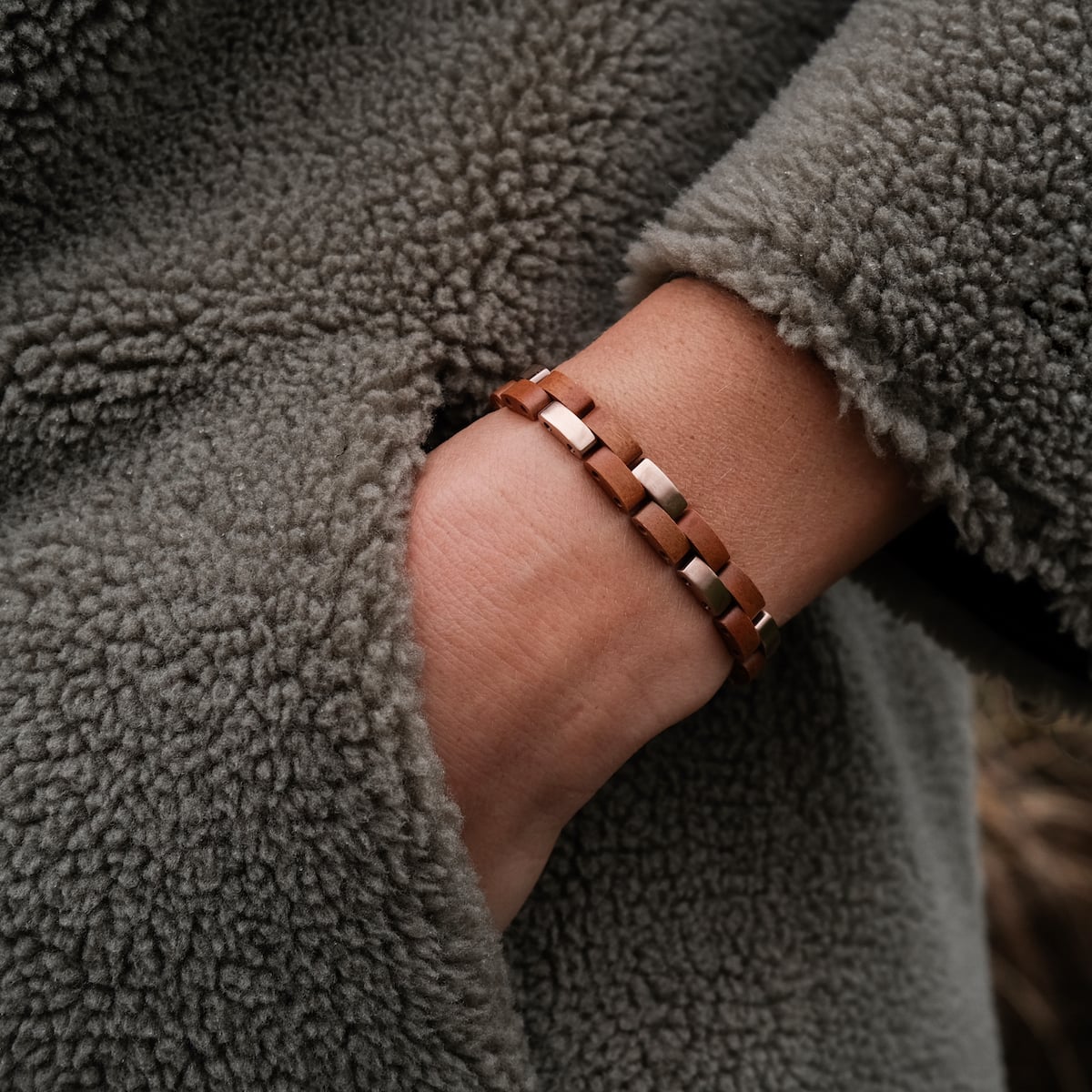 "Rondo", a stylish bracelet, featuring a cherry and rose gold combination with a modern design.