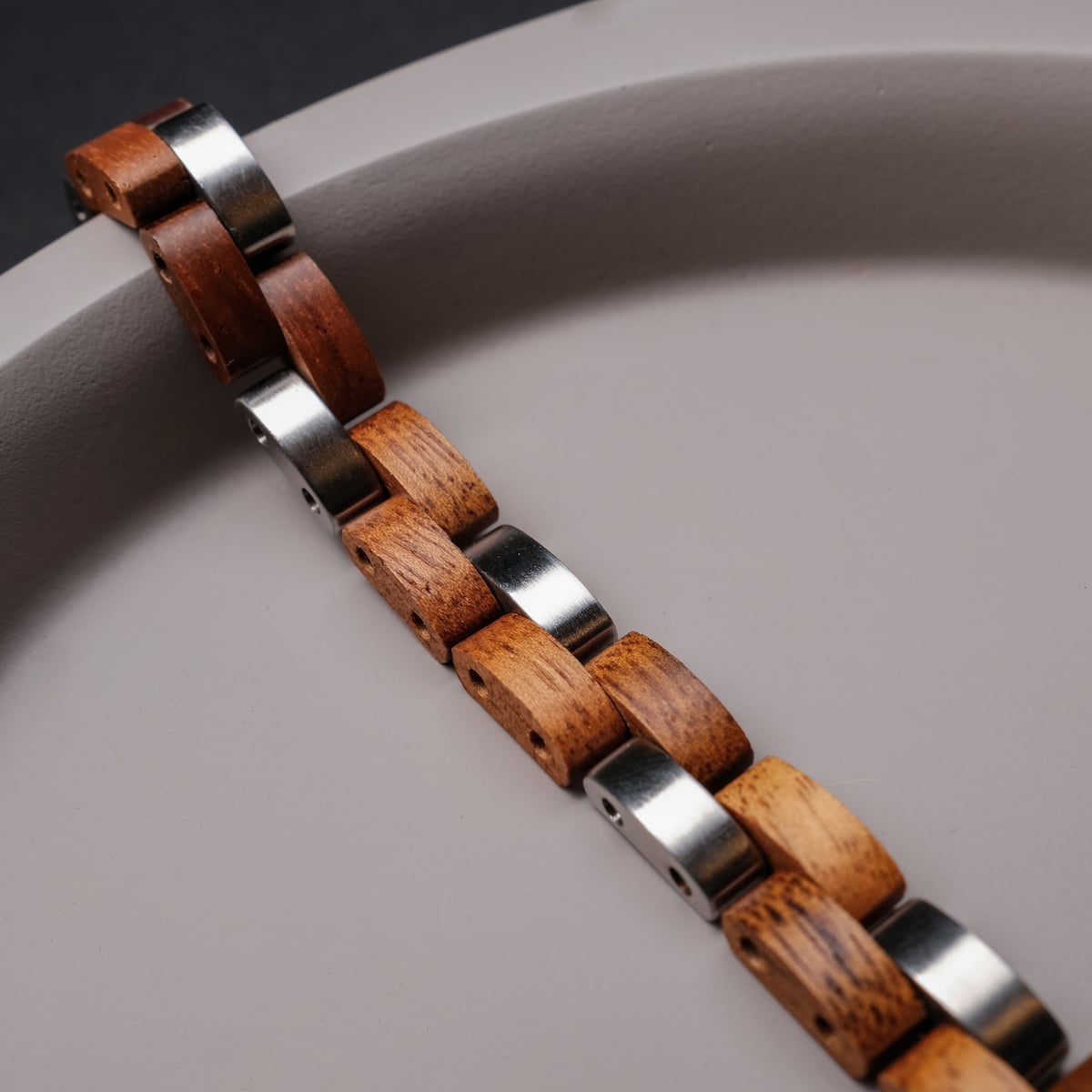 Bracciale "Rondo" con accenti in legno koa e argento in stile moderno ed elegante.