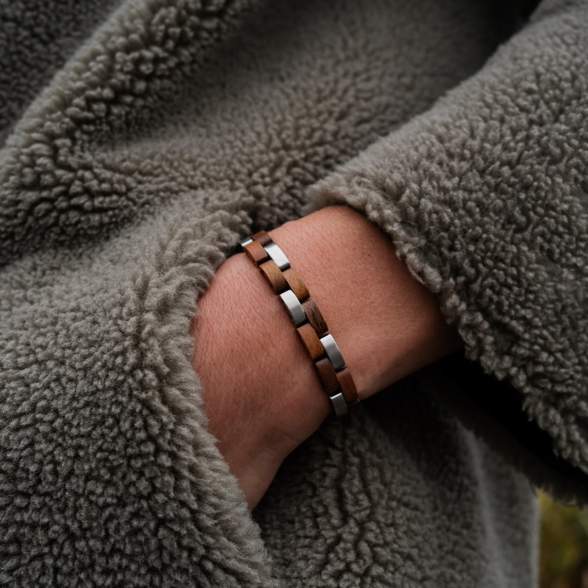 Bracciale "Rondo" con un elegante mix di legno koa e accenti d'argento.