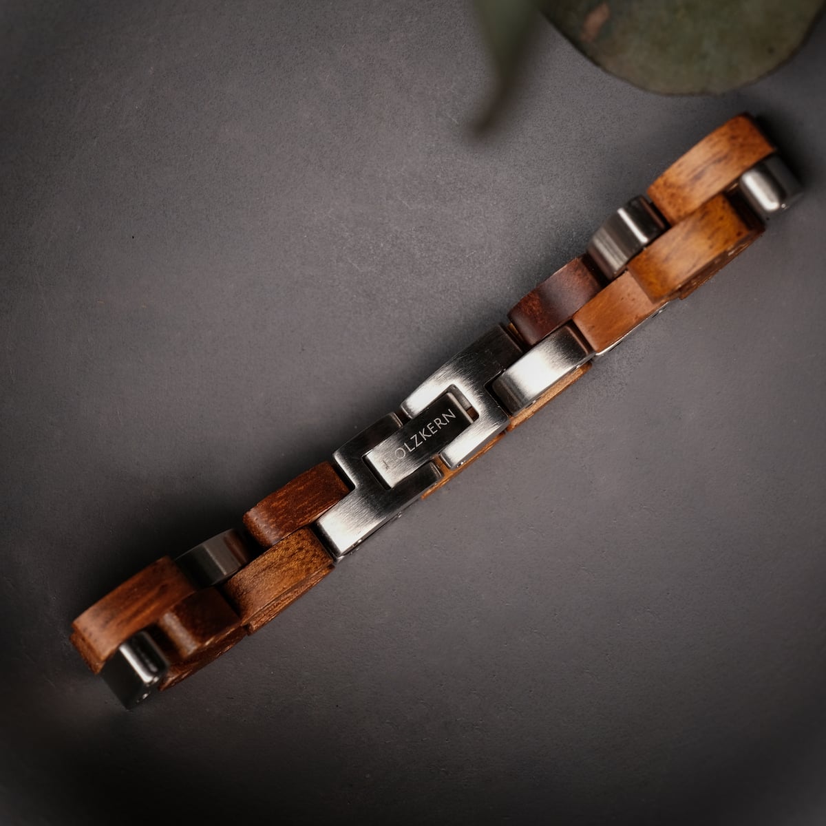 Bracciale "Rondo" con legno di koa e argento, con un design elegante e moderno.