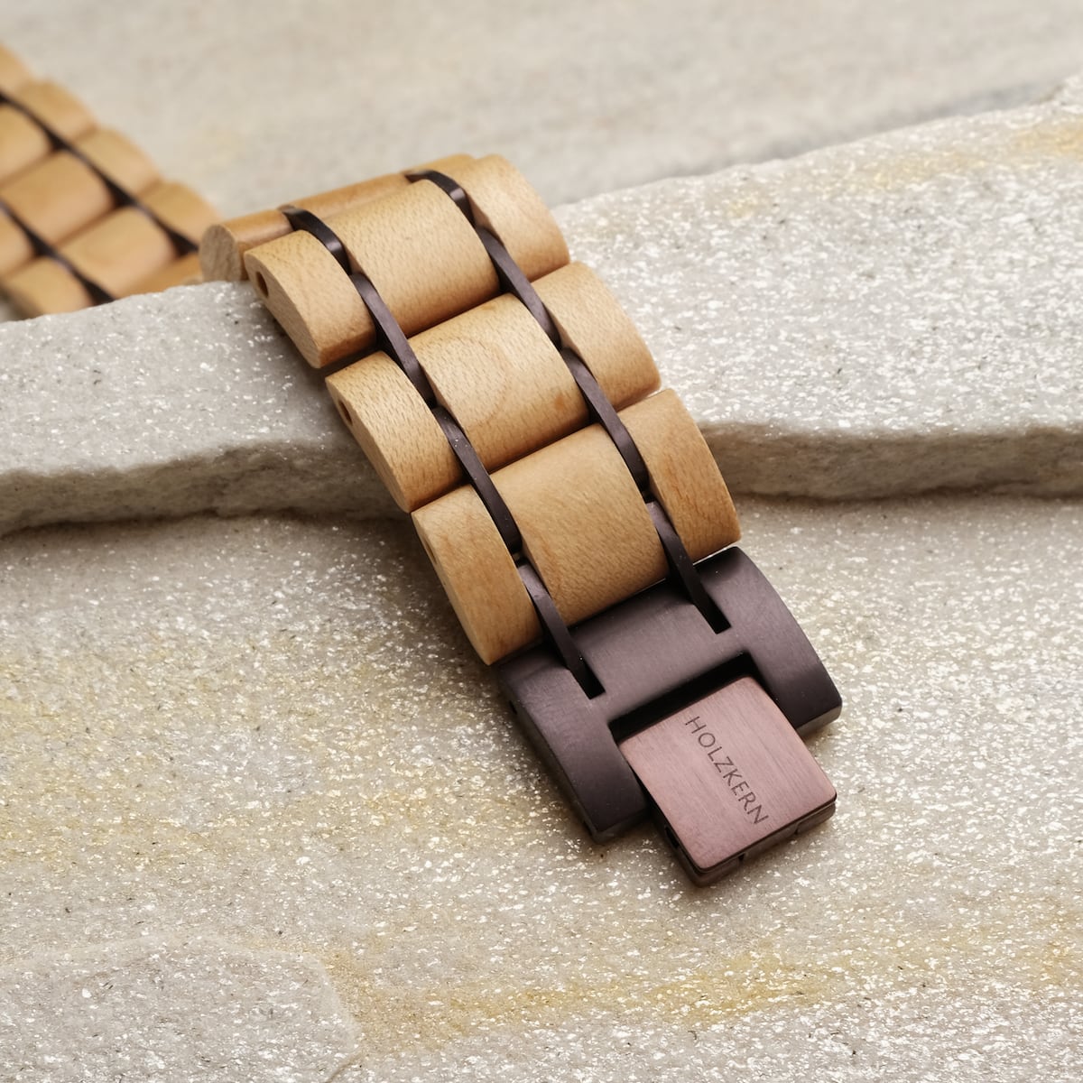 Bracciale in legno "Grandezza", con acero e sfumature viola scuro, in stile naturale e texture.