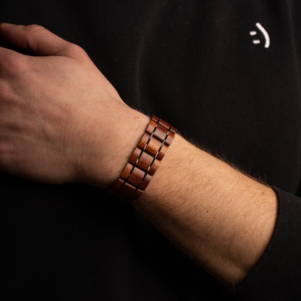 "Grandezza bracelet featuring a mahogany and gray design, showcasing a stylish and elegant look."