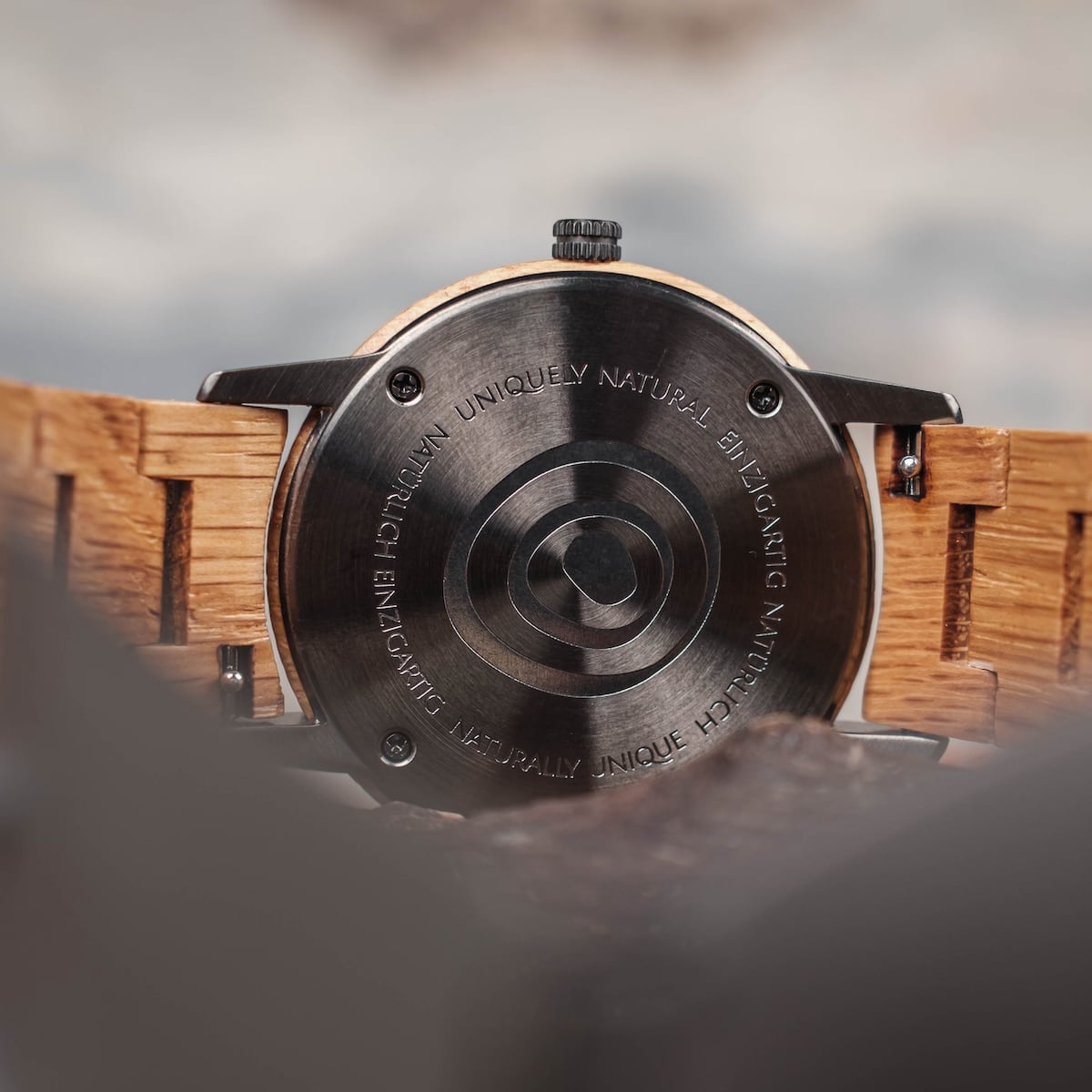 Orologio "Taro" con materiale in rovere, che mostra il suo design elegante e naturale a legna.