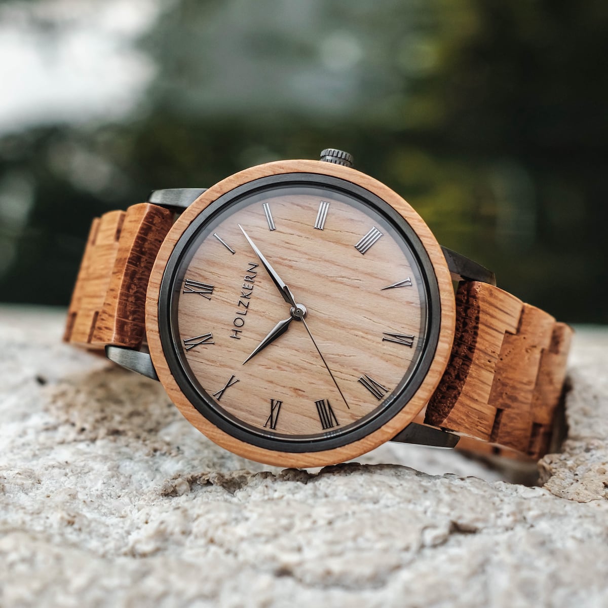 Orologio "Taro" rovere/carne con un design classico e dettagli in legno.