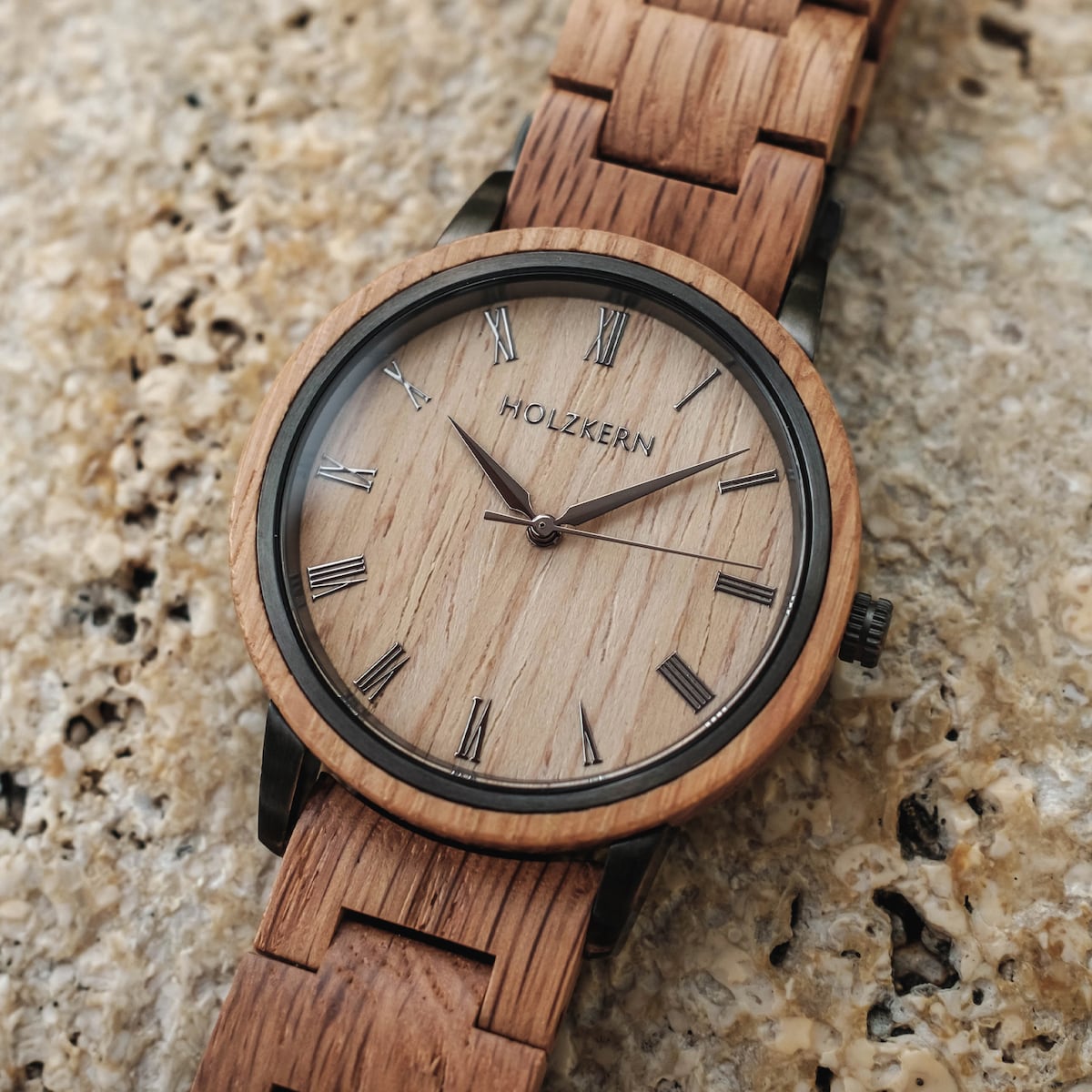 Orologio "Taro" in rovere con uno stile classico in legno, con numeri romani sul quadrante.