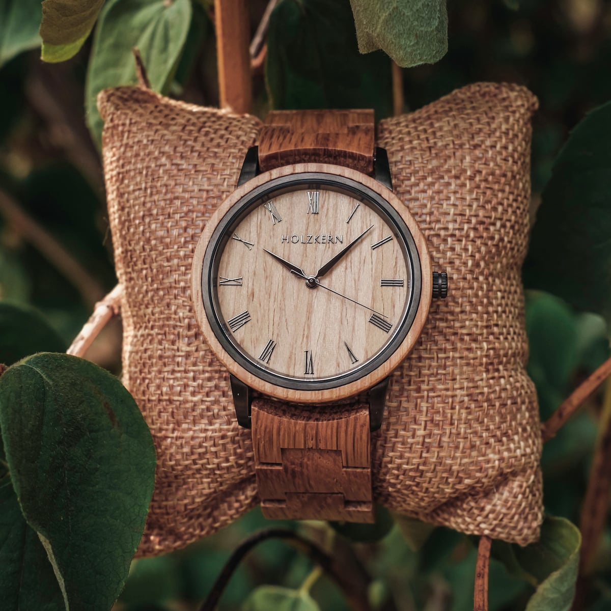 Orologio "Taro", con un elegante finitura rovere/oak e un design classico.