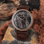 Orologio da polso "Leonardo" con legno di noce e design in marmo, caratterizzato da un'estetica sofisticata e naturale.