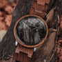 Orologio "Leonardo" con una banda di legno di noce e quadrante in marmo con un design rustico e naturale.