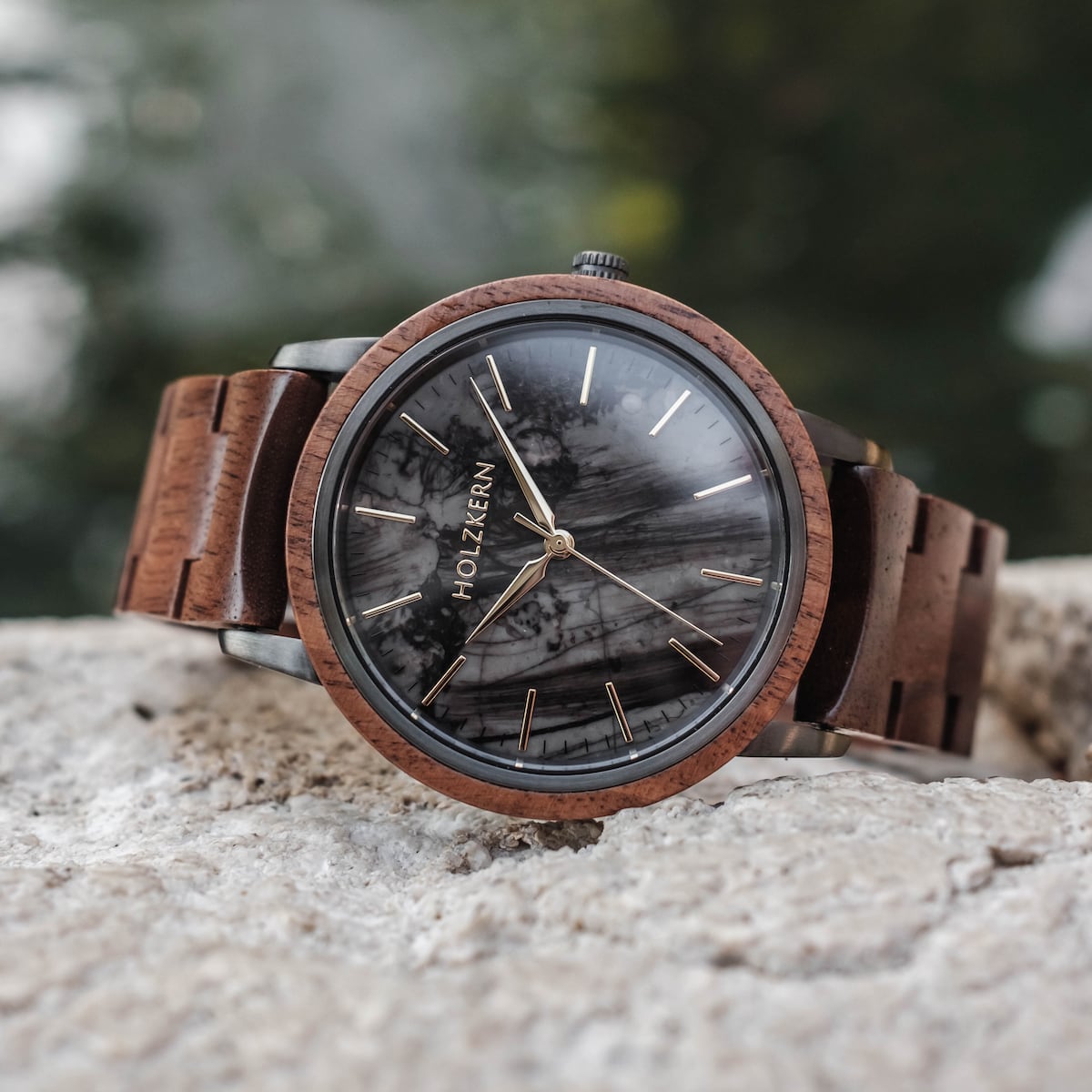 L'orologio "Leonardo", caratterizzato da accenti in legno di noce e marmo, presenta un design elegante e naturale.