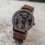 Orologio "Leonardo" con cassa in noce e quadrante in marmo, che presenta un design naturale ed elegante.