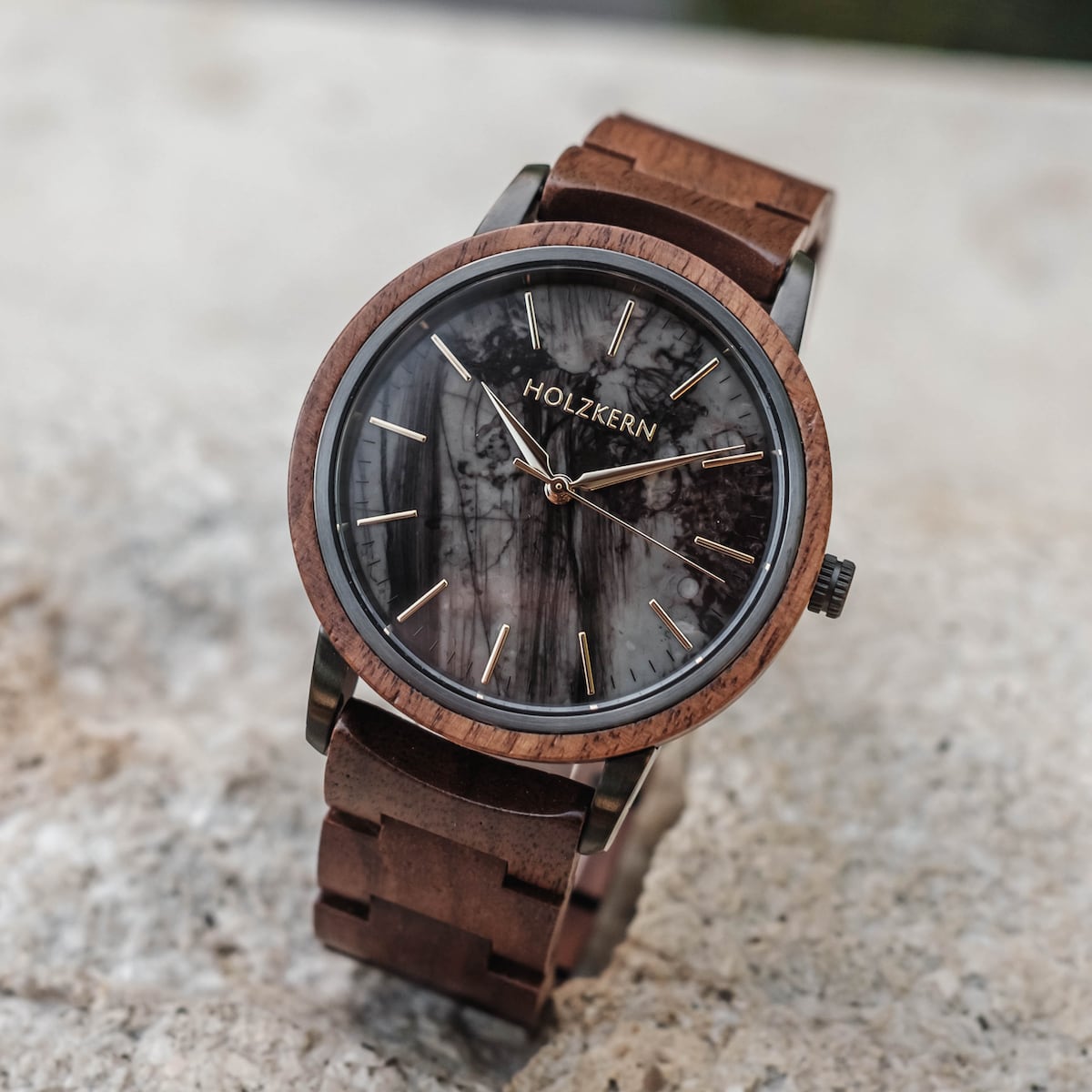 Orologio "Leonardo" con cassa in noce e quadrante in marmo, che presenta un design naturale ed elegante.