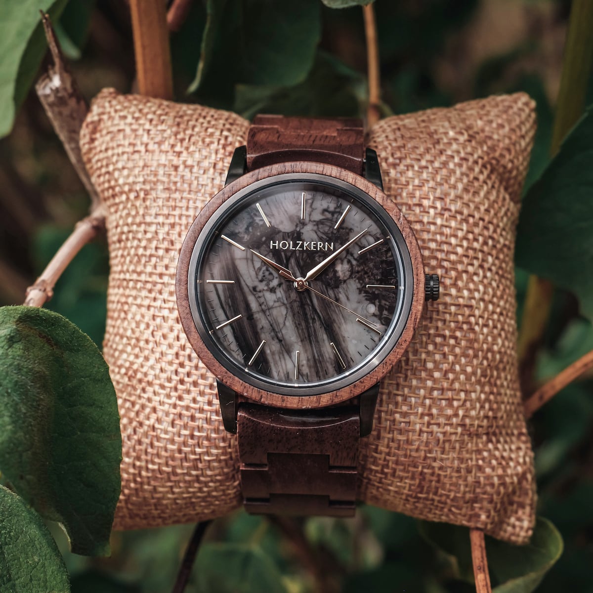 "Leonardo", un orologio con cassa in noce e quadrante in marmo, presenta un design naturale ed elegante.