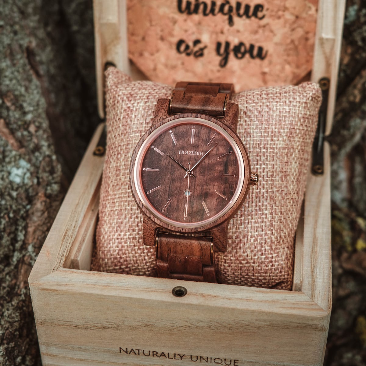 "Hesse" watch, featuring a walnut design, embodies a rustic and elegant style.