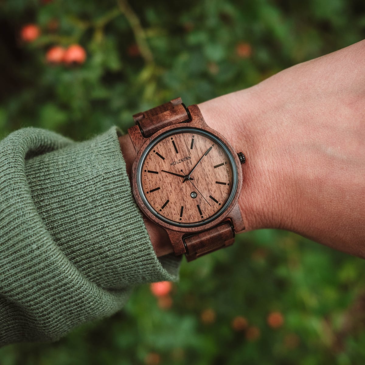 Orologio "Rilke", realizzato in legno di noce, con un design elegante e naturale.