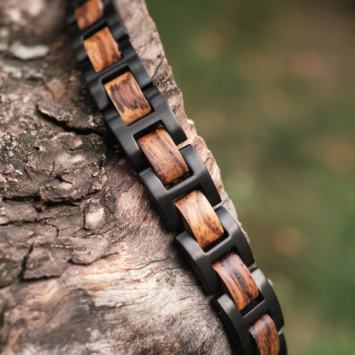 Bracciale "acoustico" con zebrawood e accenti neri, in stile su corteccia texture per un'estetica terrena.