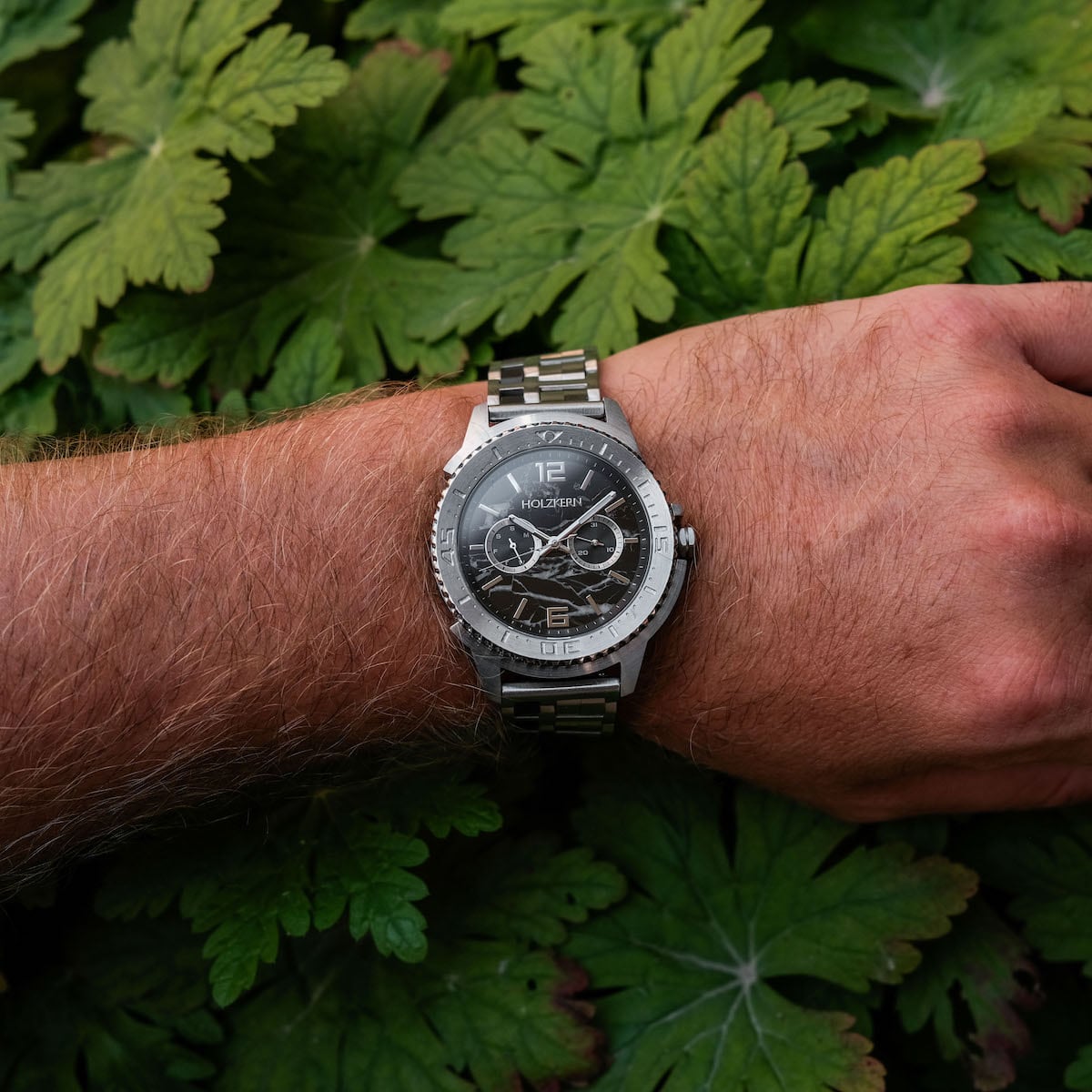 "Norium watch in marble and silver, featuring a sophisticated and elegant design."