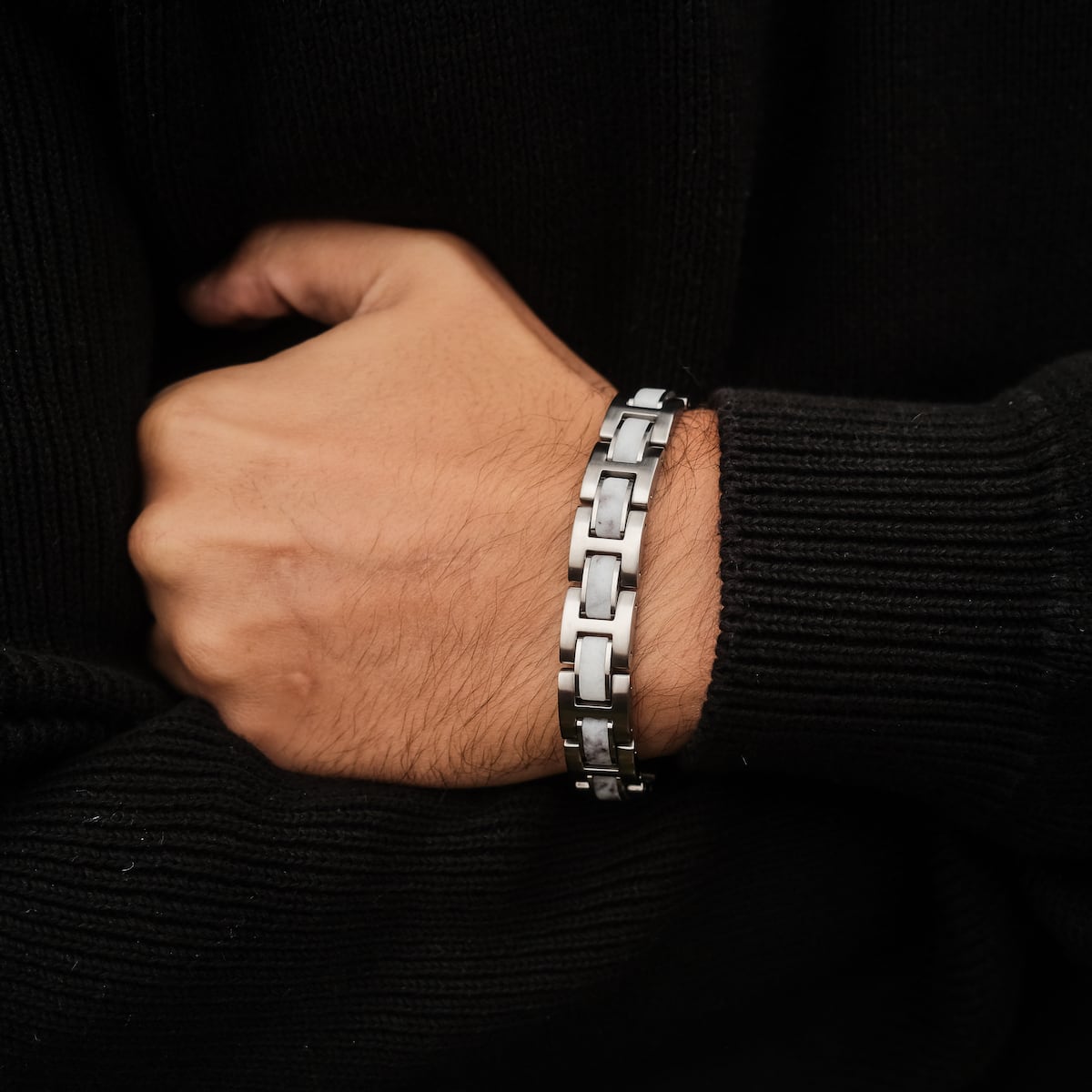 "Forte", a stylish bracelet in marble and silver, featuring a sleek chain design.