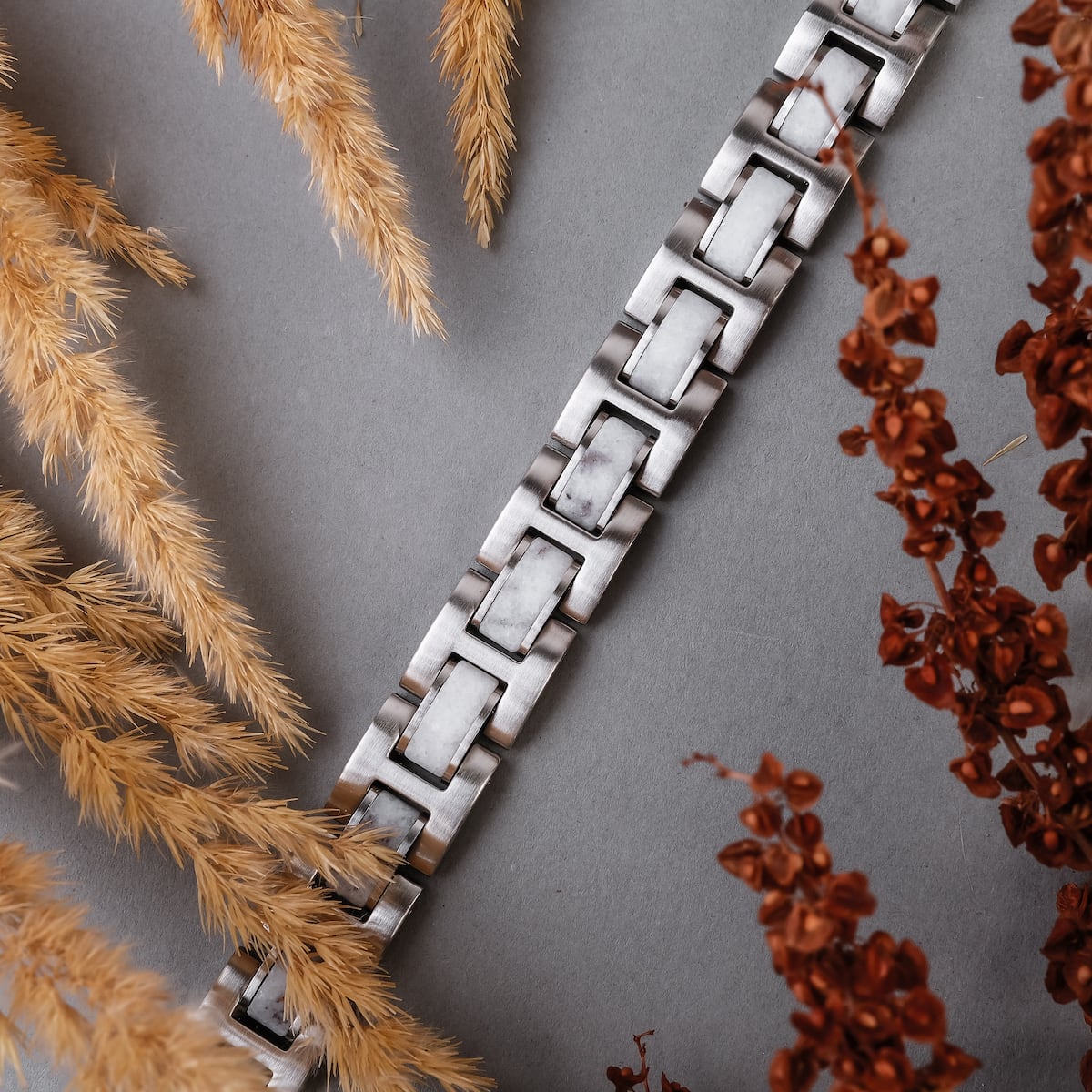 "Forte" bracelet featuring a marble and silver design with a stylish geometric pattern.