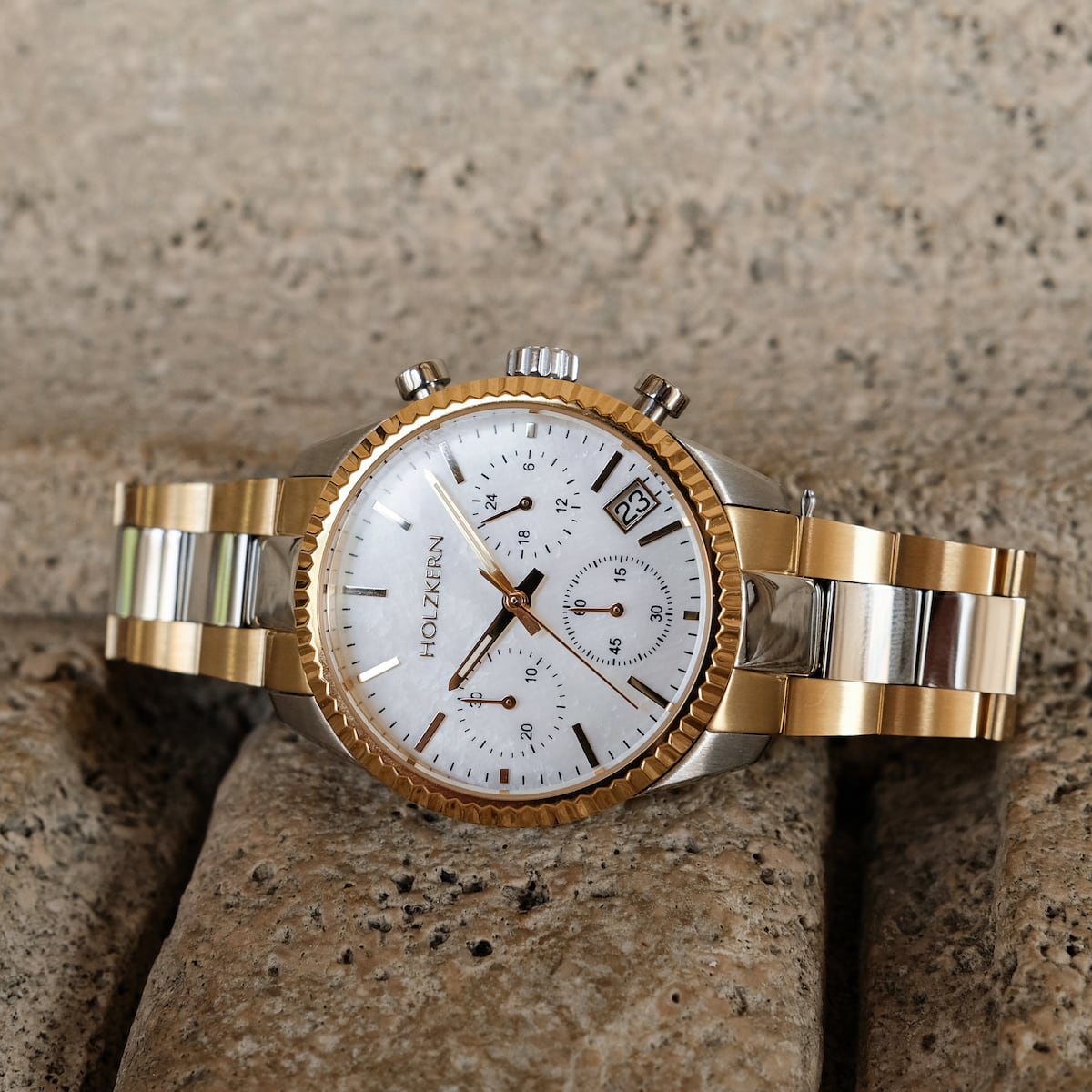 "The Supportive" orologio di lusso con tonalità nacre e oro, che mostra un design elegante ed elegante.