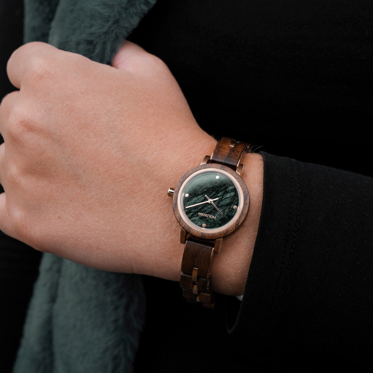 L'orologio "Euterpe" presenta un design in noce e marmo con un'estetica elegante e moderna.