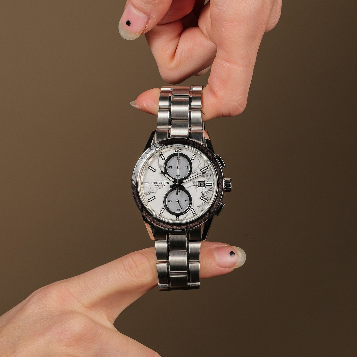 Orologio "Guidance" con un cronografo d'argento con un design moderno e elegante, eroe tra due dita.