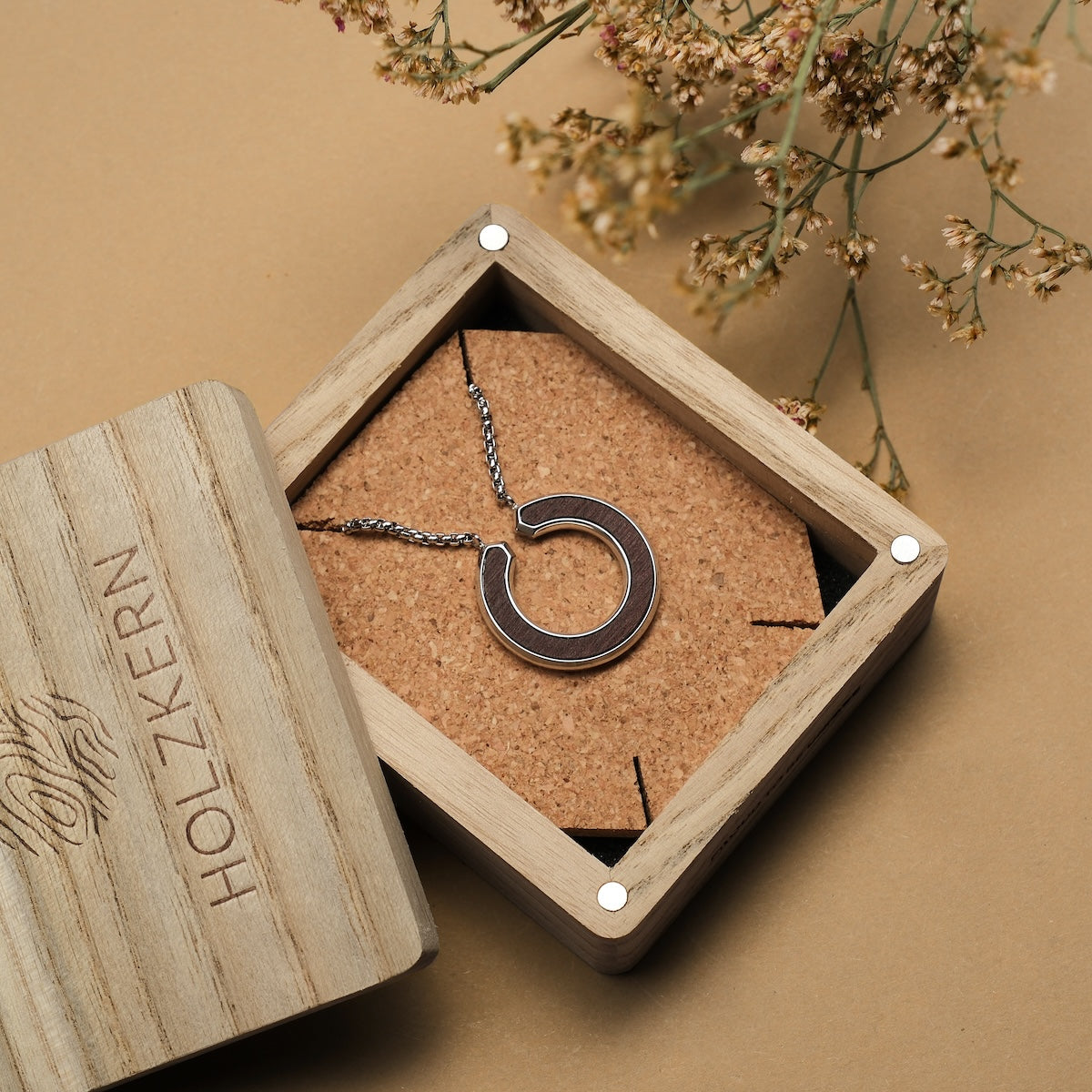 Collana "Inseparabile S" con finitura in noce e argento, realizzata in un elegante box in legno.