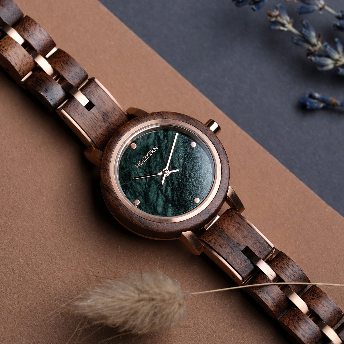 Orologio da polso Euterpe con fascia Walnut e faccia in marmo, dal design elegante e naturale.