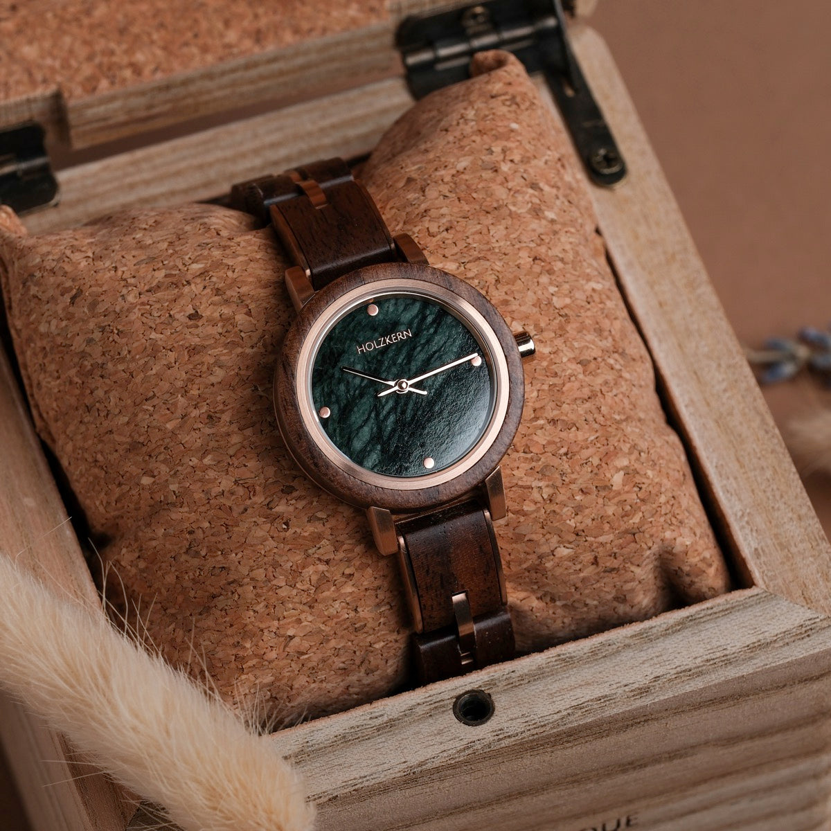 L'orologio "Euterpe" presenta un quadrante in noce e marmo, fondendo eleganza con un'estetica naturale.