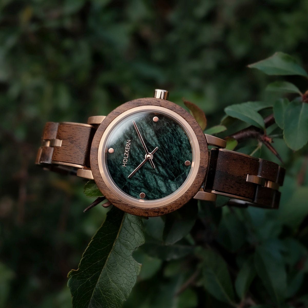 Orologio Euterpe con materiali in noce e marmo, che mostra un design elegante e naturale.