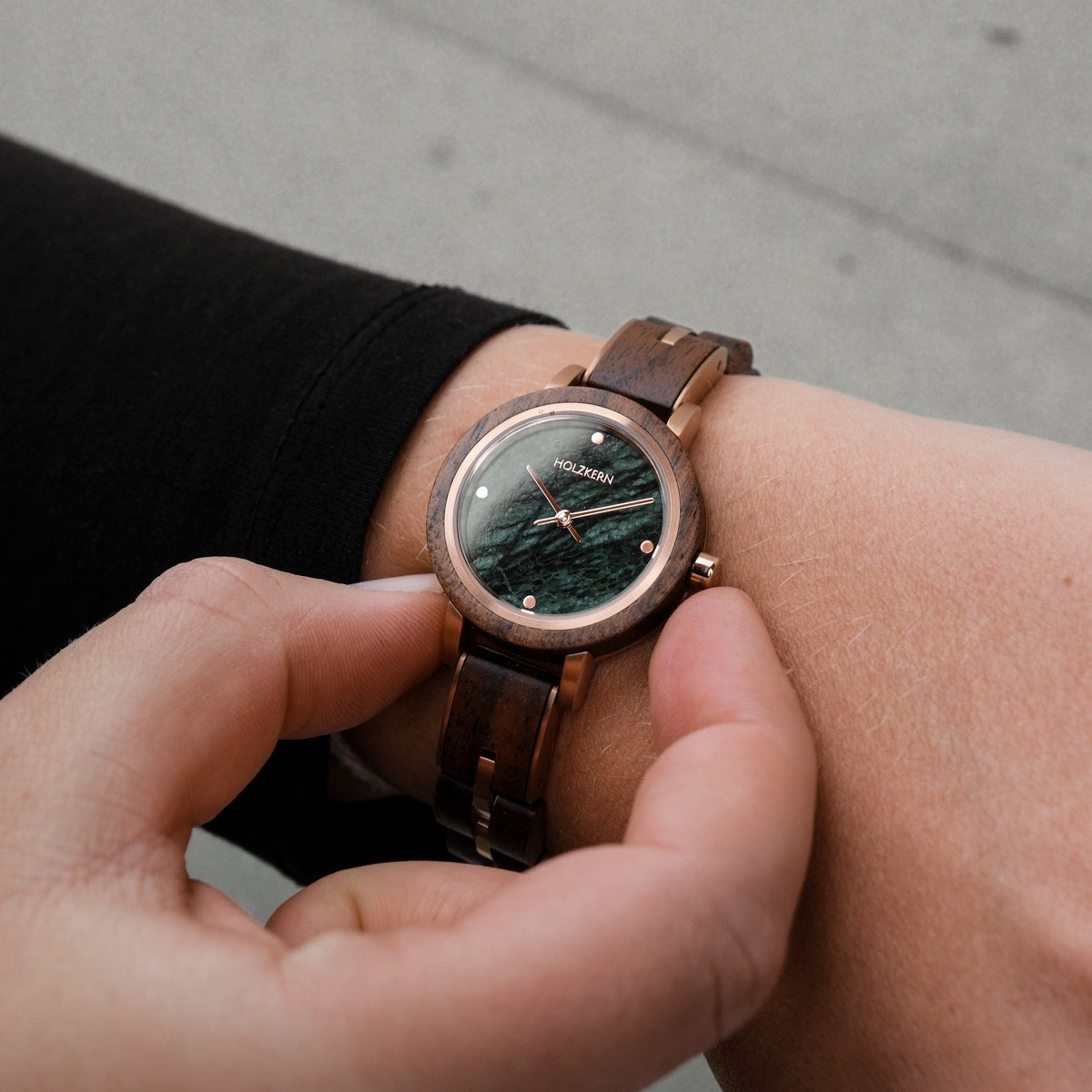 Orologio Euterpe con una fascia in noce e quadrante in marmo, che mostra elementi di design eleganti e naturali.