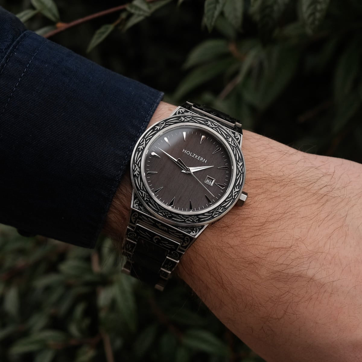 Orologio "Misir" con un design in metallo inciso dettagliato e uno stile elegante e moderno.