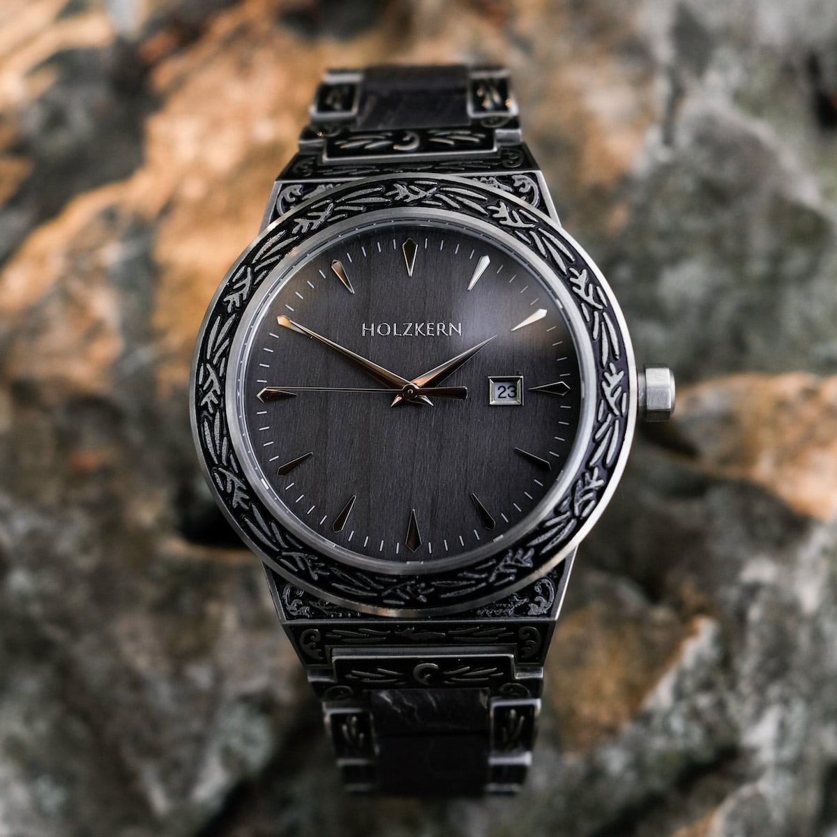 Orologio "Misir" con design intricato, con un quadrante scuro e accenti metallici per un look sofisticato.