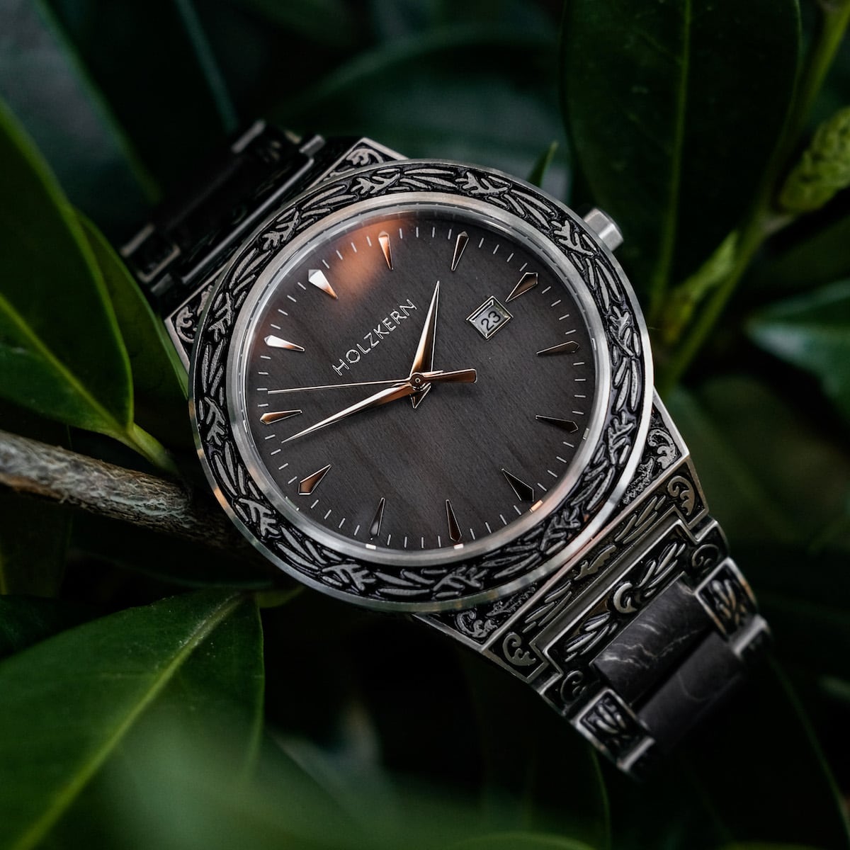 Orologio da polso "Misir" con design intricato, caratterizzato da una finitura acero e da un'elegante maestria artigianale.