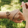 Bracciali strumento di fissaggio, un braccialetto di fissaggio strumento in oro rosa, indicato in uso all'aperto.