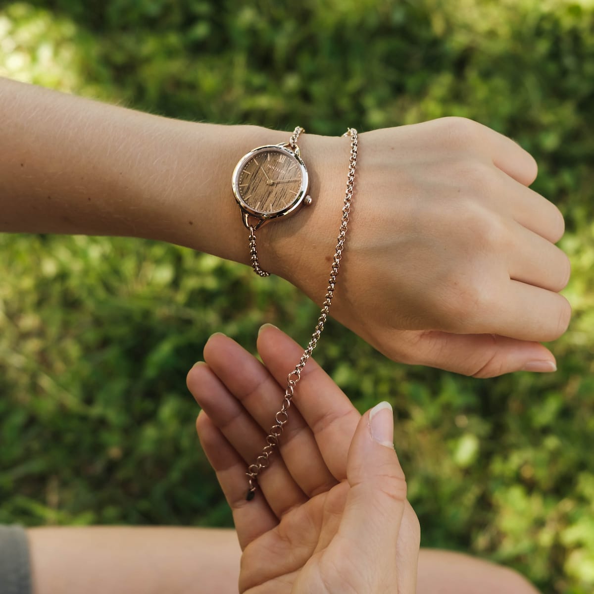 Bracciali di fissaggio in oro rosa, un elegante strumento di chiusura bracciale con un design elegante ed elegante.