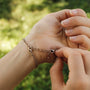 "Bracelet strumento di fissaggio", un oro rosa bracciale strumento di fissaggio, mette in mostra un design elegante ed elegante per indossare gioielli senza sforzo.