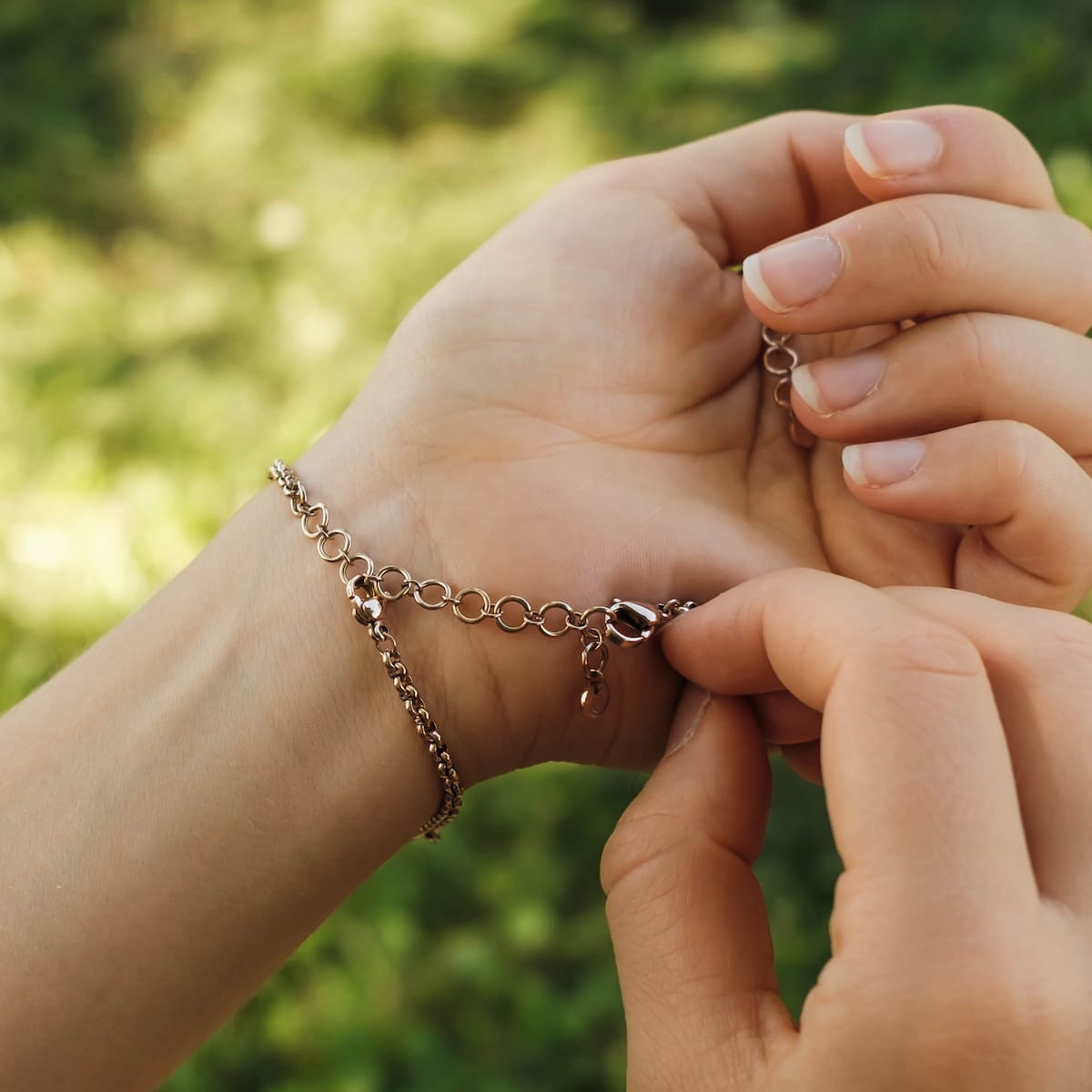 "Bracelet strumento di fissaggio", un oro rosa bracciale strumento di fissaggio, mette in mostra un design elegante ed elegante per indossare gioielli senza sforzo.