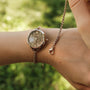 Bracciali di fissaggio in oro rosa, che mostra un design elegante ed elegante.