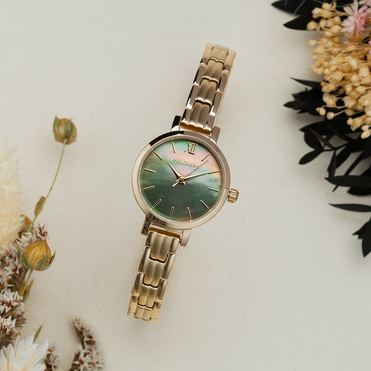 "Themis" orologio con un quadrante e bracciale in oro nacre in un design elegante e senza tempo.