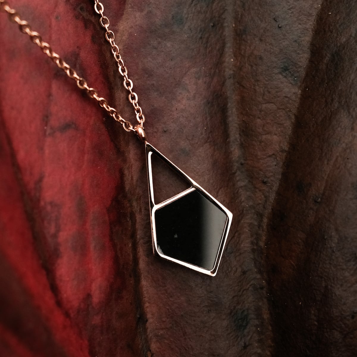 "Mandala Necklace, a geometric pendant necklace in marble and rose gold, featuring a modern and elegant design."