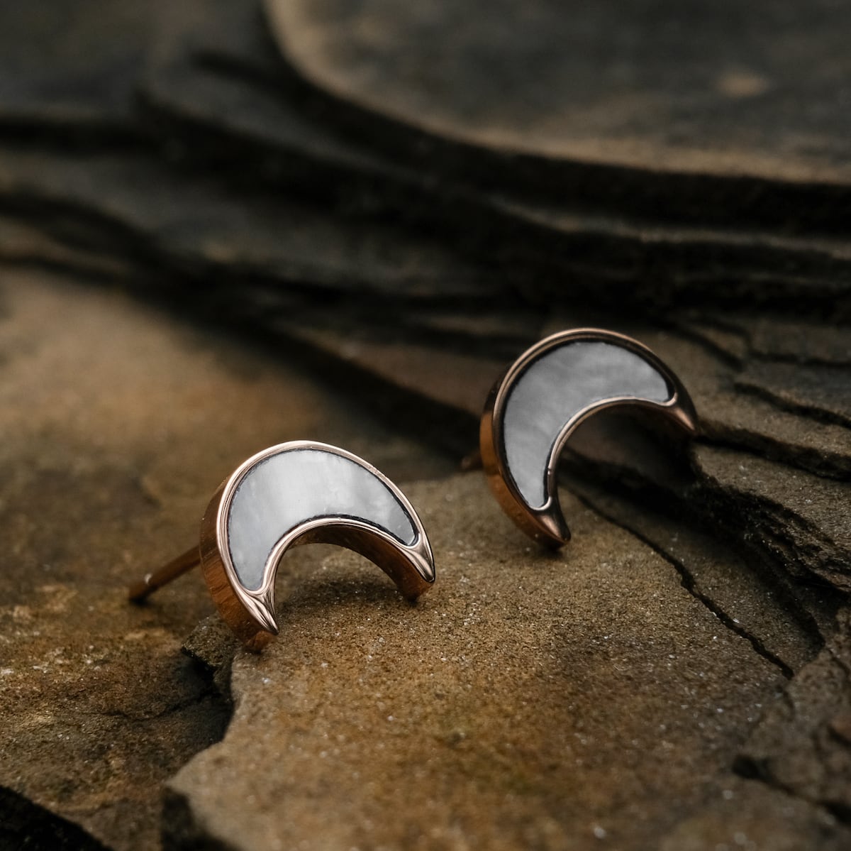 Gli orecchini Hue sono orecchini a forma di luna con intarsio bianco e oro rosa per uno stile elegante.