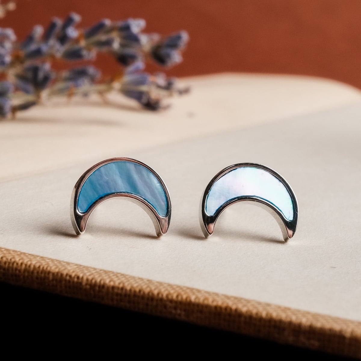 "Hand Orecchini": orecchini a forma di Crescent con finitura argentata e azzurra, design elegante e moderno.