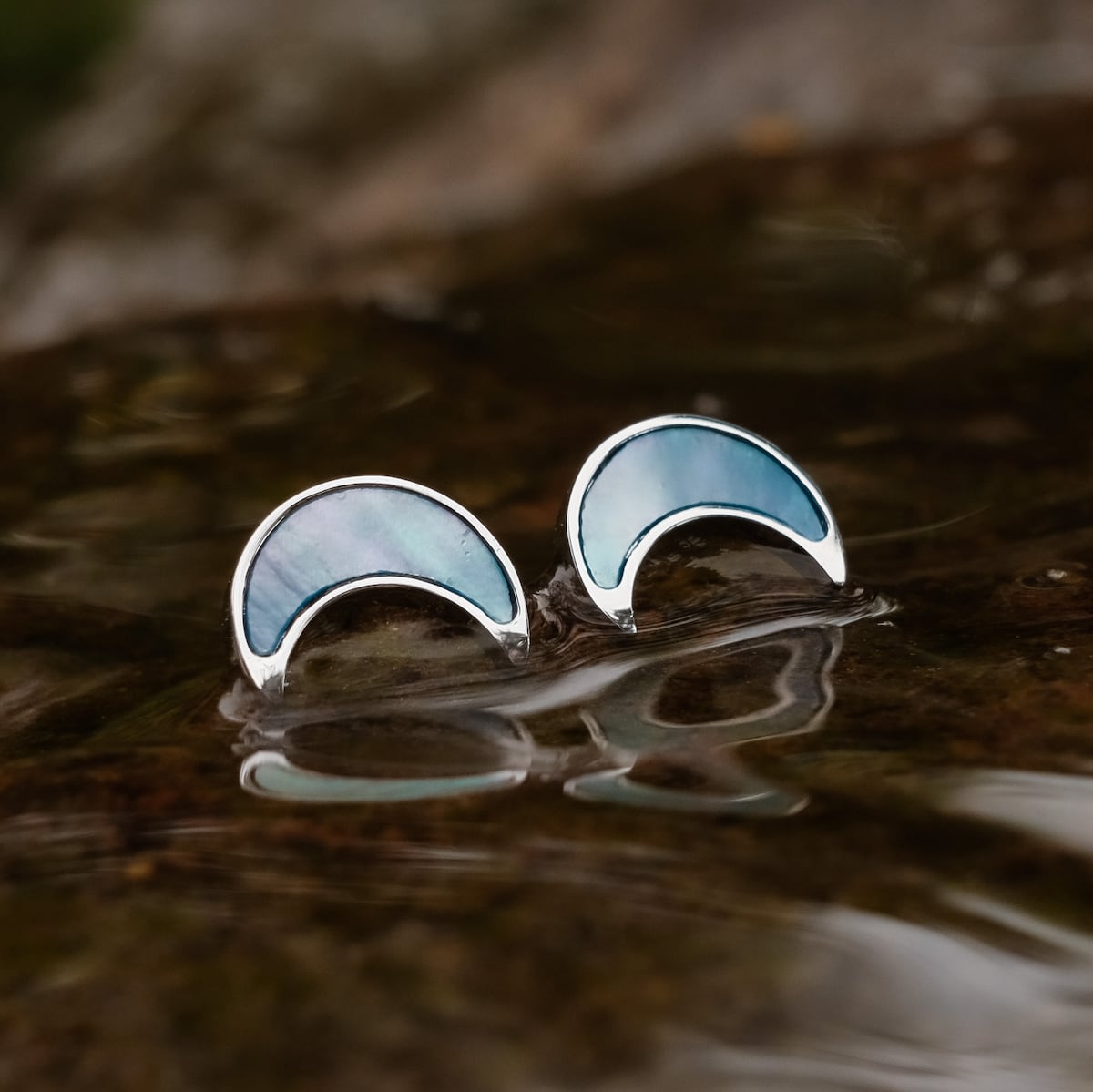 "Hand Orecchini", eleganti orecchini realizzati con nacre blu e argento per uno stile sofisticato.