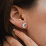 Orecchini Hue: orecchini a forma di mezzaluna in bianco e argento.
