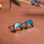 "Hand Orecchini": Orecchini blu a forma di Crescent e argento in mostra.