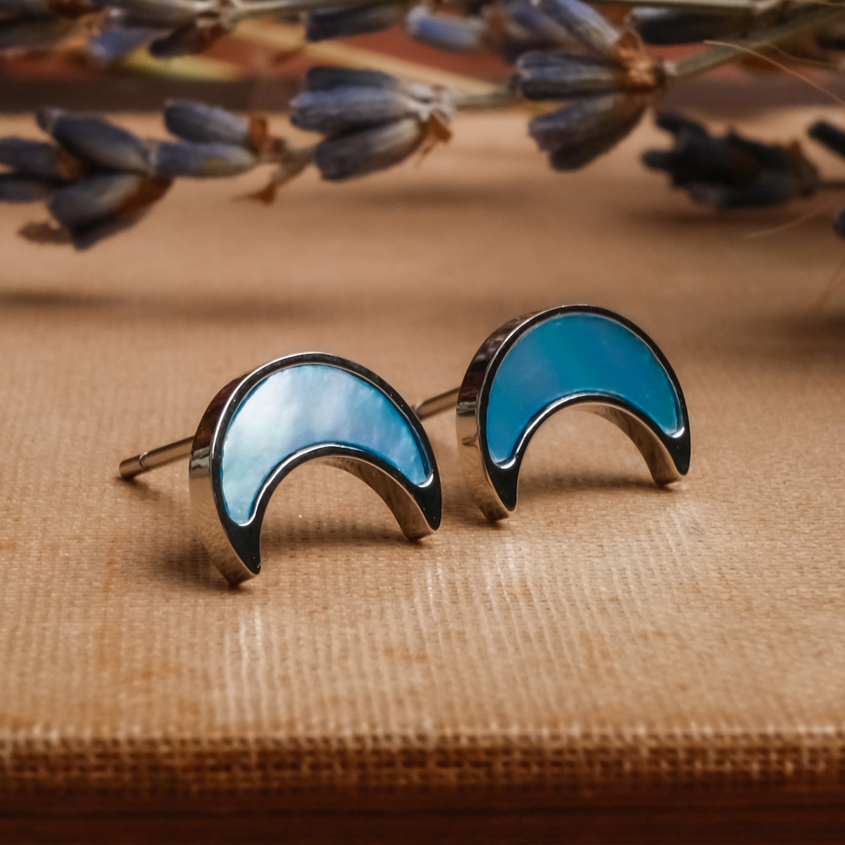 Gli orecchini "Hue" sono caratterizzati da una forma di grigio blu e argento in un design elegante e crescente.