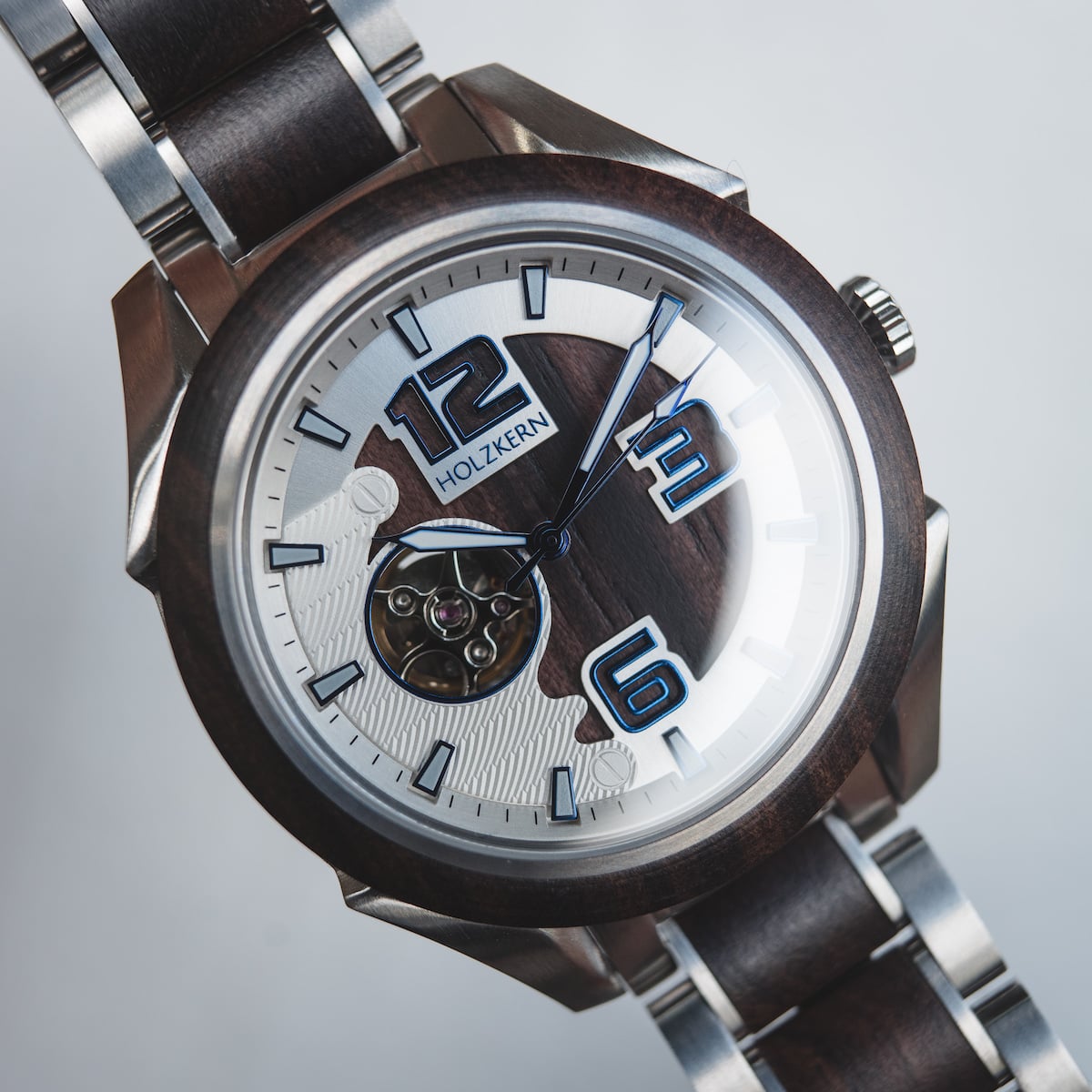 Orologio in legno e metallo "Will" con un design analogico moderno con accenti blu.