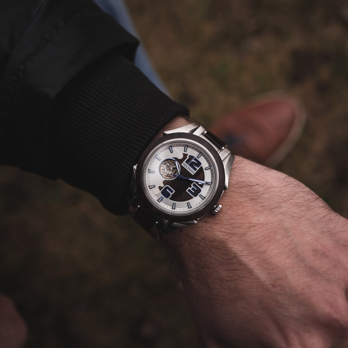 Orologio "Will" dal design elegante con un volto moderno e meccanica interna visibile.