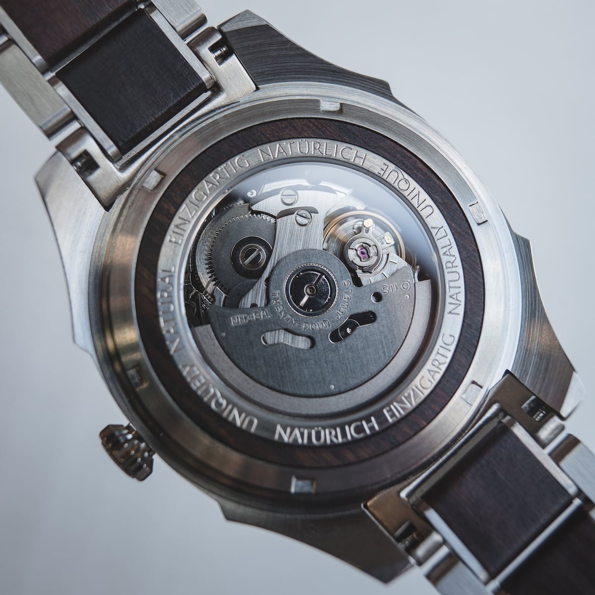 Orologio "Will" che mostra un design elegante e metallico con intricati meccanica interna visibile attraverso la schiena.