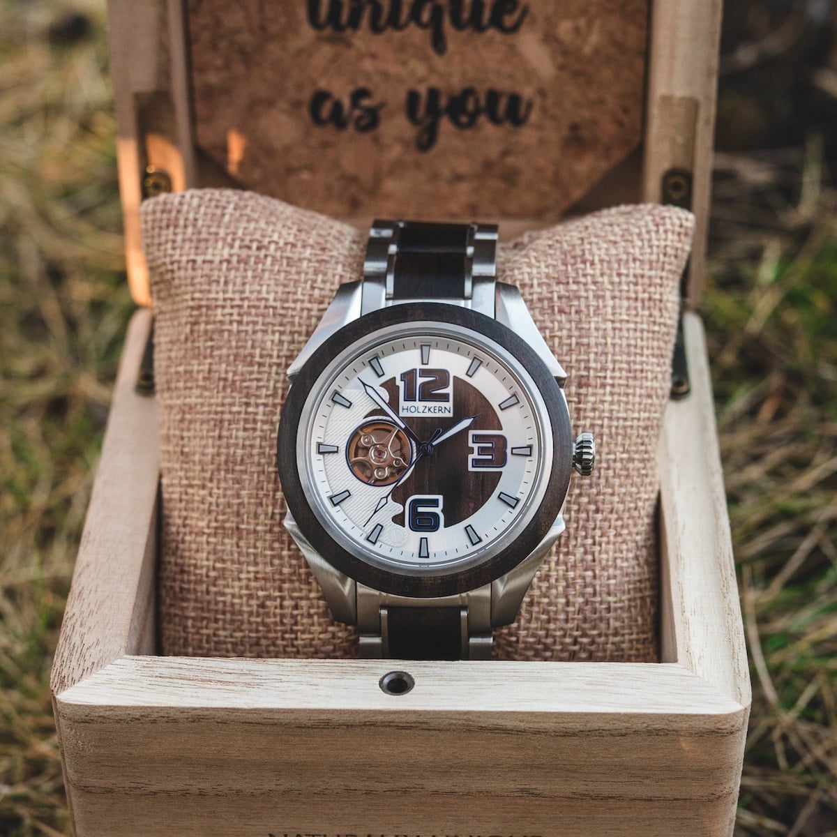 Orologio "Will", con un design in legno e metallo in una scatola di visualizzazione in legno rustico.